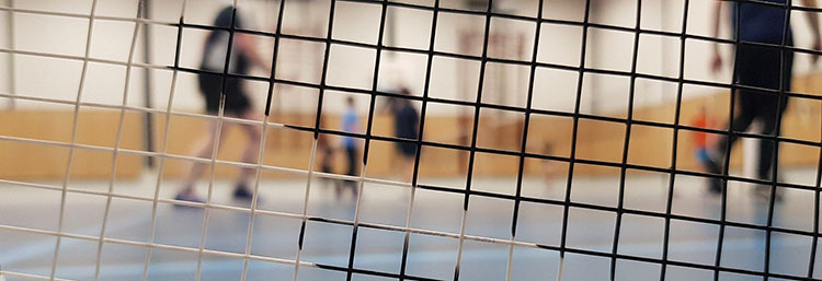 sporters gefotografeerd door badmintonracket
