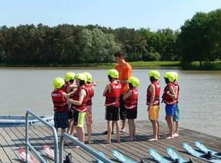 groep kinderen staat klaar om te gaan waterskiën
