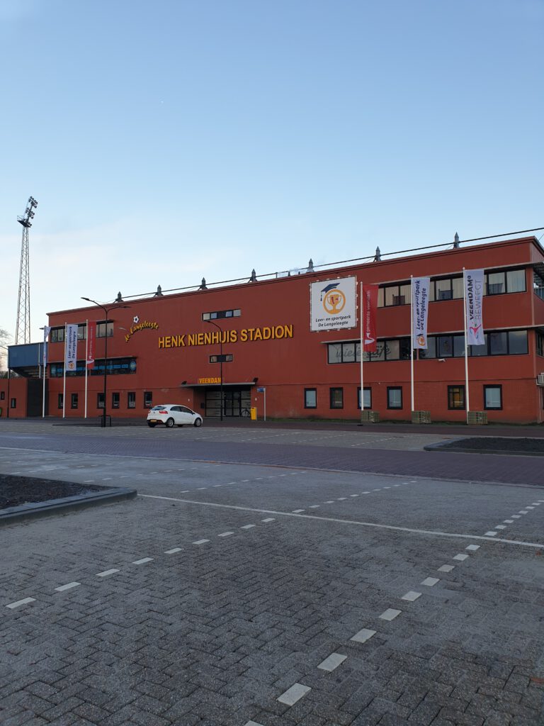 Vooraanzicht Henk Nienhuis Stadion in Veendam