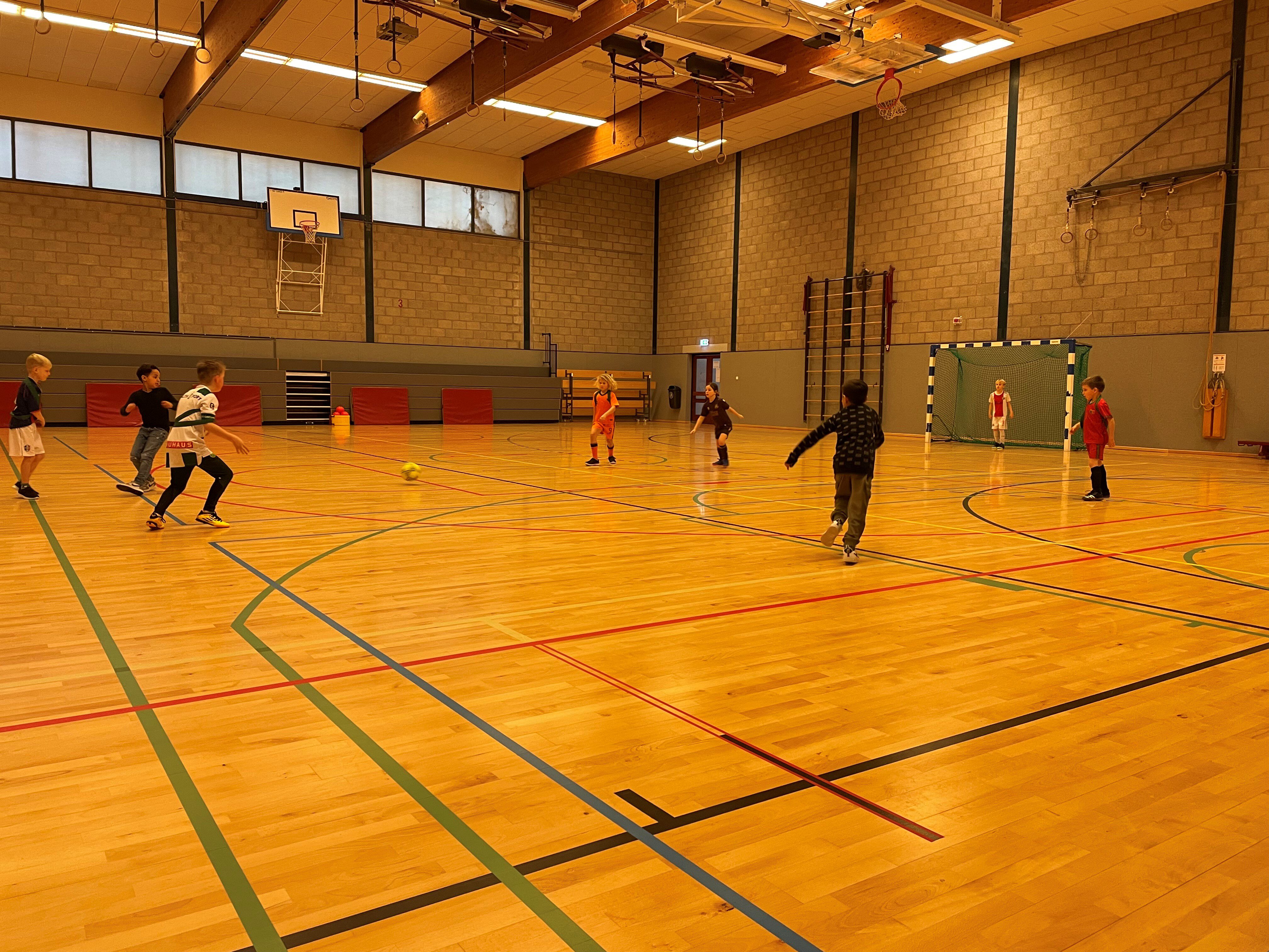 Voetballende kinderen in de Wildervanckhal