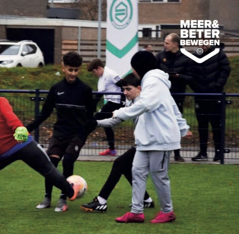 Trainen in de wijk met FC Groningen Jongens die voetballen