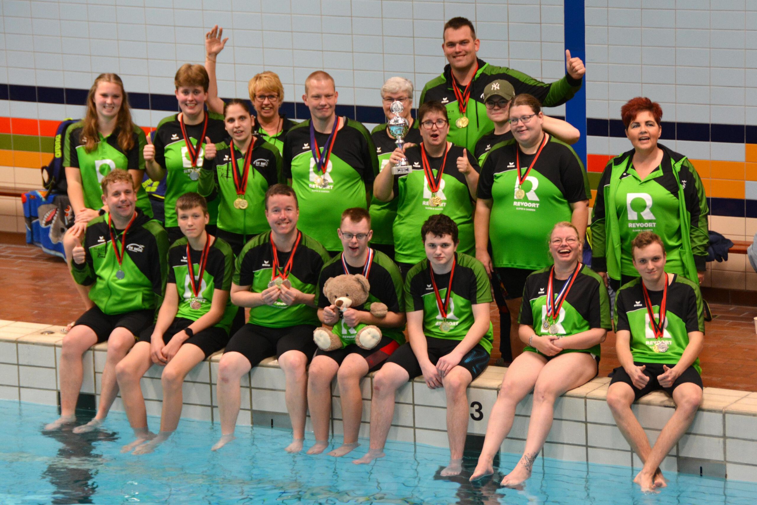 De-succesvolle-zwemmers-en-coaches-van-De-Brug-Veendam