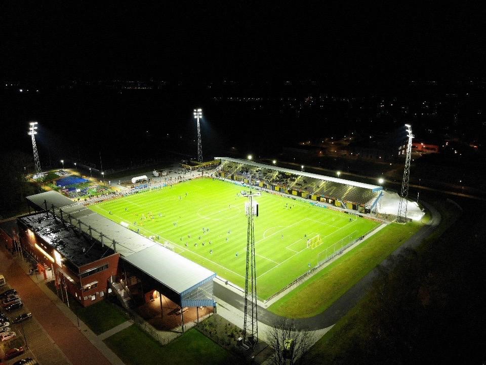 Henk Nienhuis Stadion met stadion lampen aan
