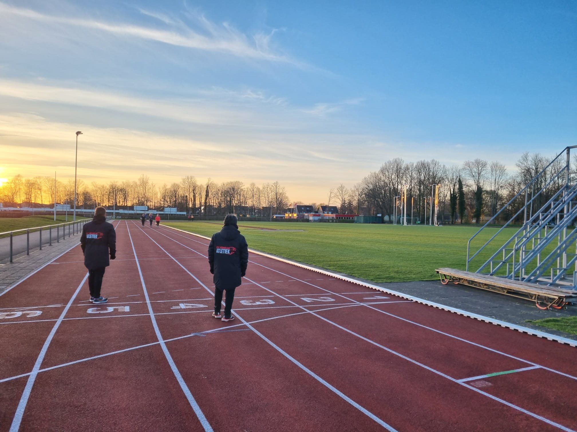 Trainers van SV Veendam Atletiek op de atletiekbaan in Wildervank