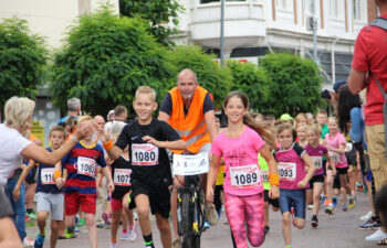 2 rennende deelnemers van de Kids Run Veendam