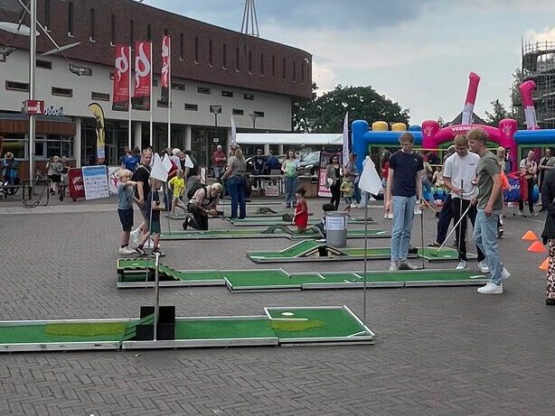 Aftrap tijdens de veendammer sportweek. Leuke sportieve activiteiten op het plein in Veendam.