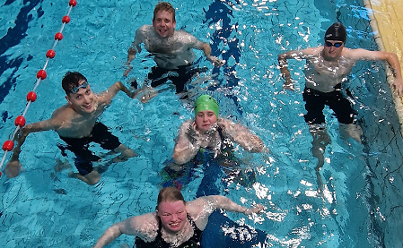 5 zwemmers van de Brug veendam in het water